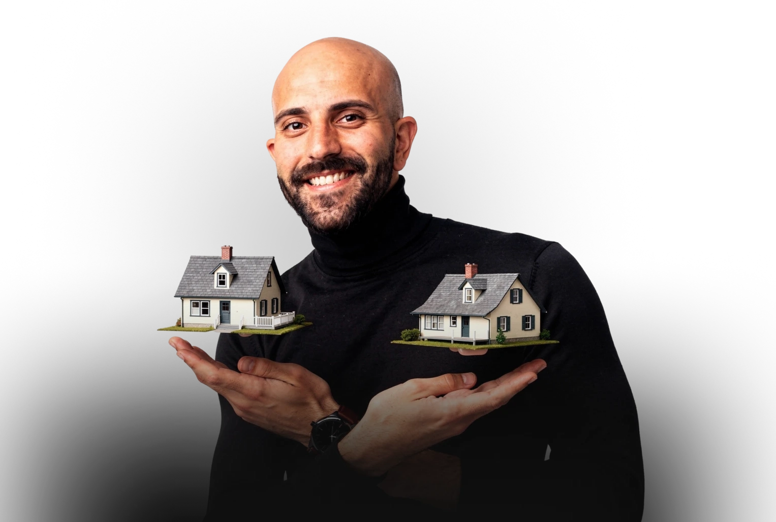 Nicolás sosteniendo dos casas
